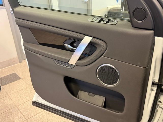 Land Rover Discovery Sport Vehicle Full-screen Gallery Image 21