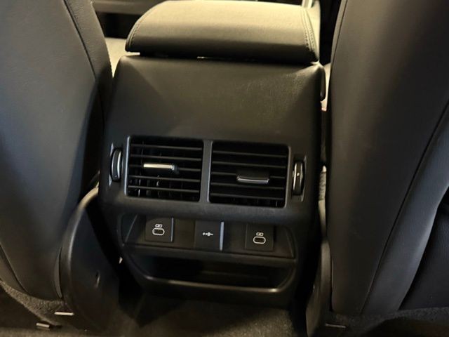 Land Rover Discovery Sport Vehicle Full-screen Gallery Image 25
