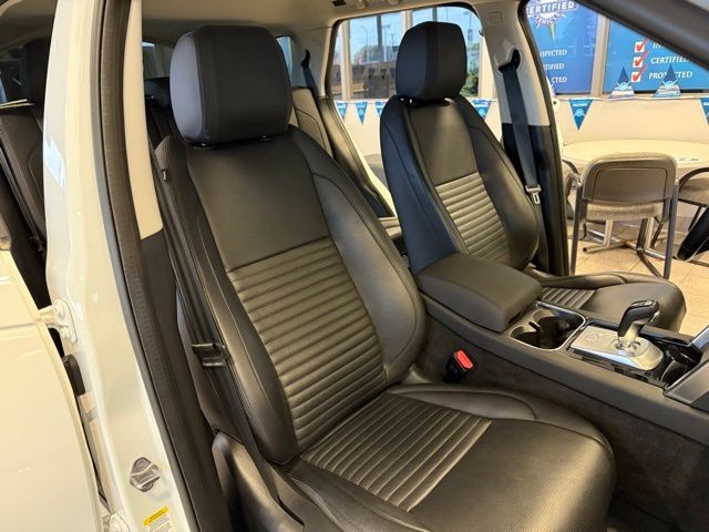 Land Rover Discovery Sport Vehicle Full-screen Gallery Image 27