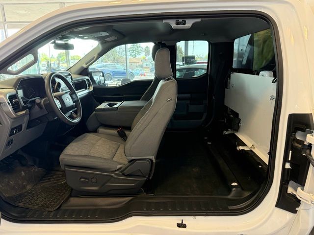 Ford F-150 Vehicle Full-screen Gallery Image 31