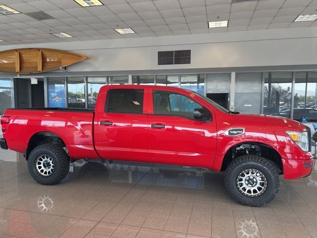 Nissan Titan XD Vehicle Full-screen Gallery Image 04
