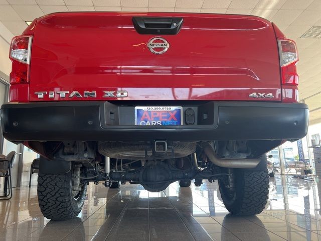 Nissan Titan XD Vehicle Full-screen Gallery Image 09