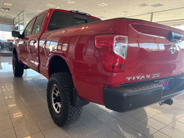 Nissan Titan XD Vehicle Full-screen Gallery Image 12