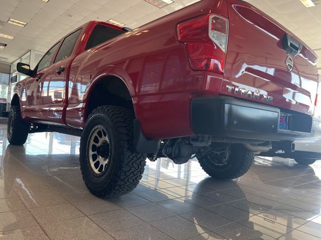 Nissan Titan XD Vehicle Full-screen Gallery Image 13