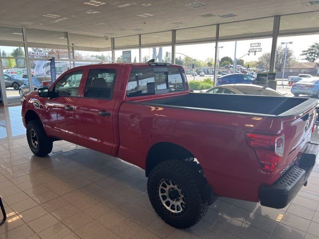 Nissan Titan XD Vehicle Full-screen Gallery Image 14