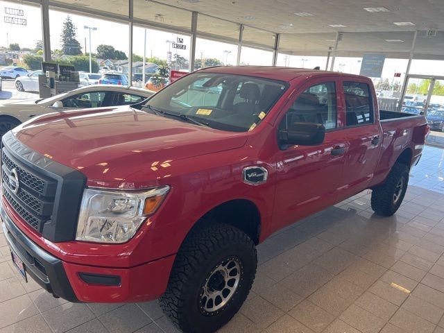 Nissan Titan XD Vehicle Full-screen Gallery Image 15
