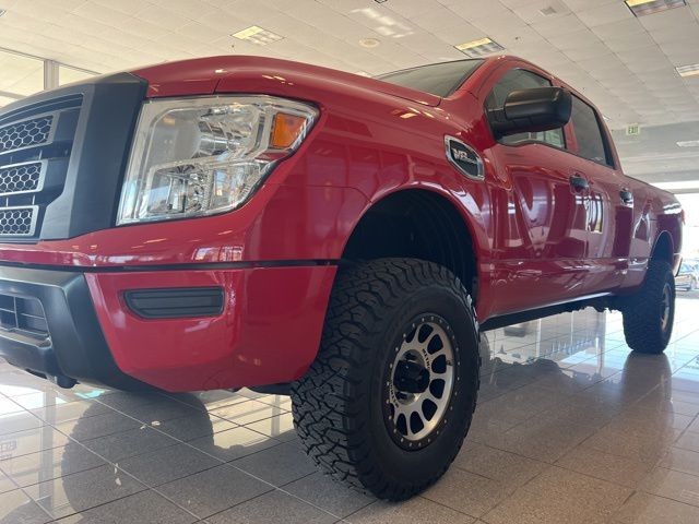 Nissan Titan XD Vehicle Full-screen Gallery Image 17