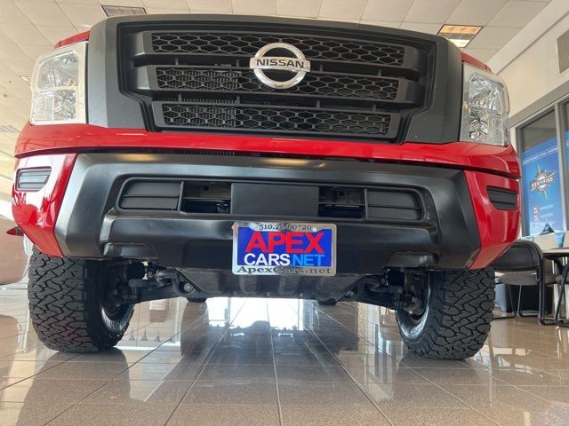 Nissan Titan XD Vehicle Full-screen Gallery Image 20