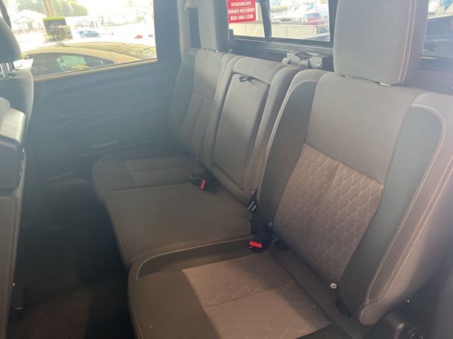 Nissan Titan XD Vehicle Full-screen Gallery Image 22