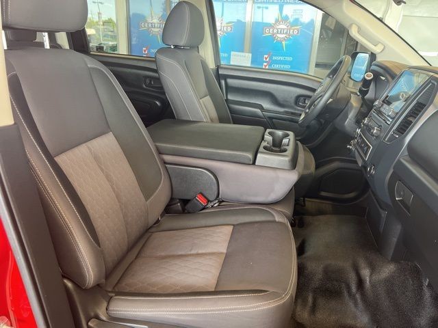 Nissan Titan XD Vehicle Full-screen Gallery Image 24