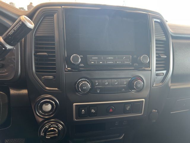 Nissan Titan XD Vehicle Full-screen Gallery Image 32