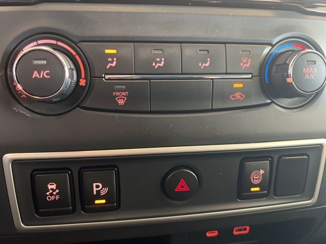 Nissan Titan XD Vehicle Full-screen Gallery Image 36