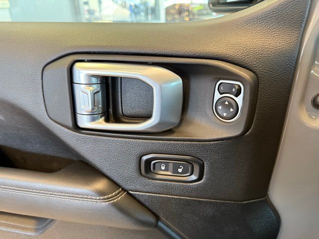 Jeep Wrangler Vehicle Full-screen Gallery Image 21