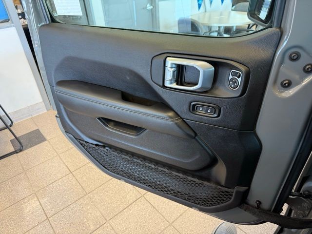 Jeep Wrangler Vehicle Full-screen Gallery Image 22