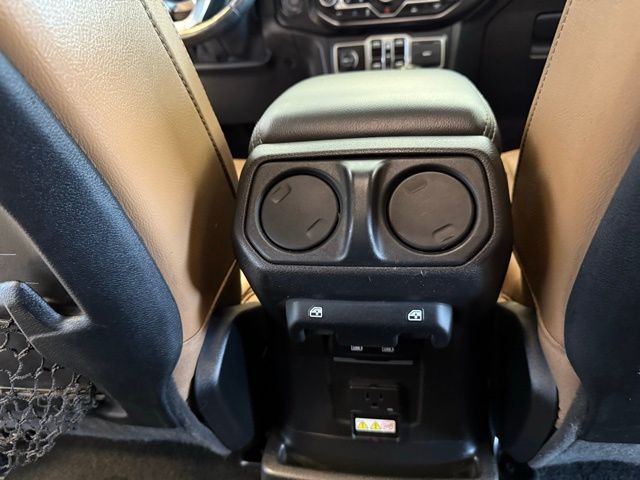 Jeep Wrangler Vehicle Full-screen Gallery Image 26
