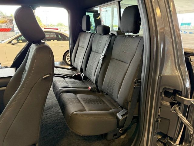 Ford F-150 Vehicle Full-screen Gallery Image 24