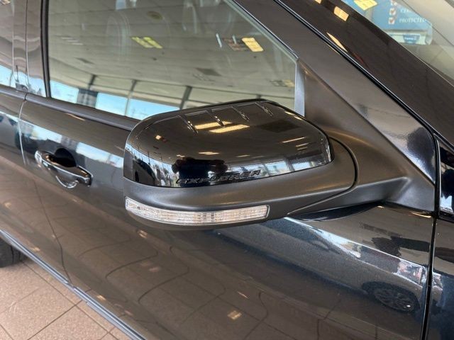 Ford Explorer Vehicle Full-screen Gallery Image 12