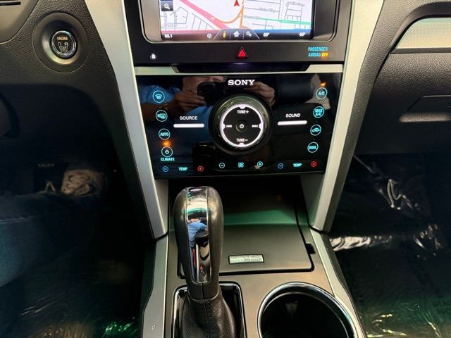 Ford Explorer Vehicle Full-screen Gallery Image 17