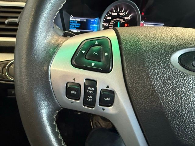 Ford Explorer Vehicle Full-screen Gallery Image 19