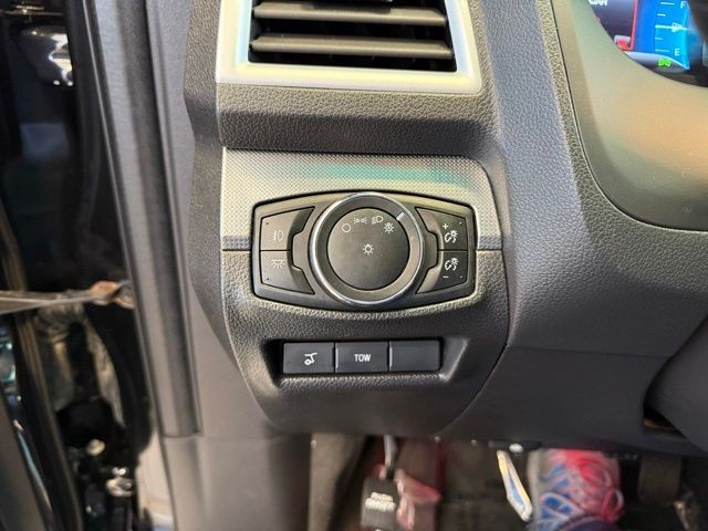 Ford Explorer Vehicle Full-screen Gallery Image 20