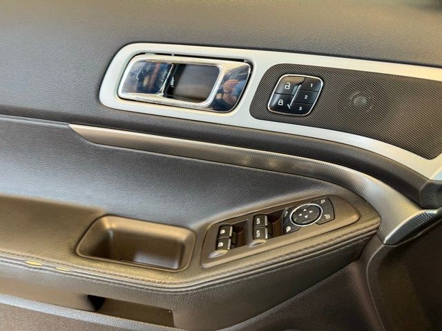 Ford Explorer Vehicle Full-screen Gallery Image 21