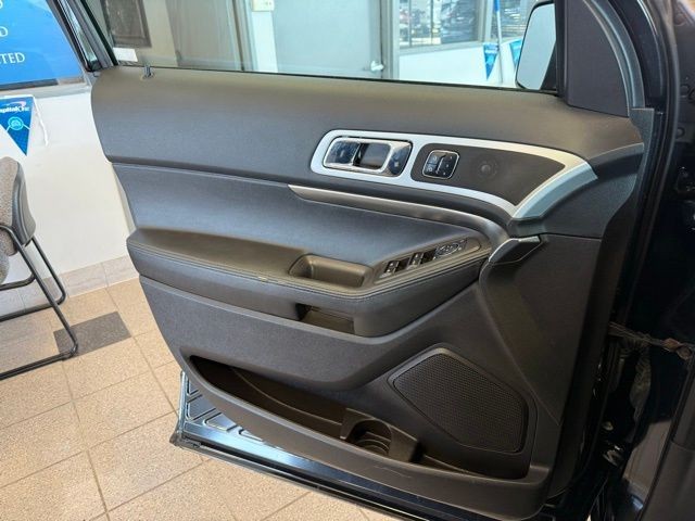 Ford Explorer Vehicle Full-screen Gallery Image 22