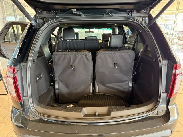 Ford Explorer Vehicle Full-screen Gallery Image 24