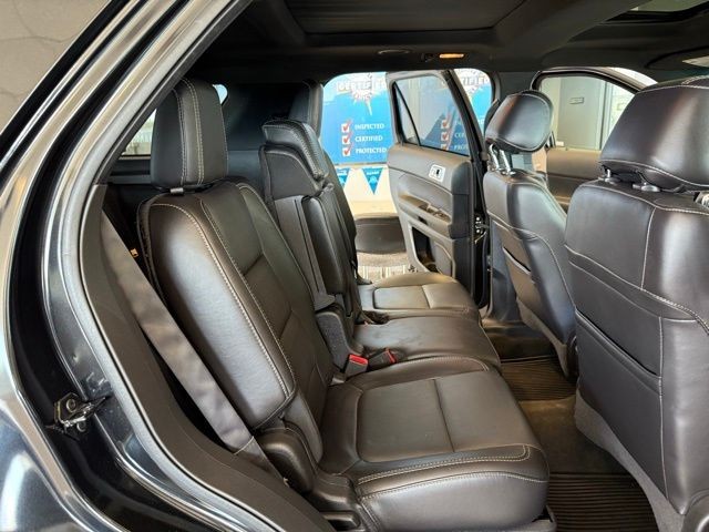 Ford Explorer Vehicle Full-screen Gallery Image 25