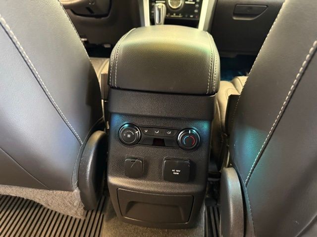 Ford Explorer Vehicle Full-screen Gallery Image 26