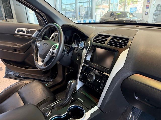 Ford Explorer Vehicle Full-screen Gallery Image 30