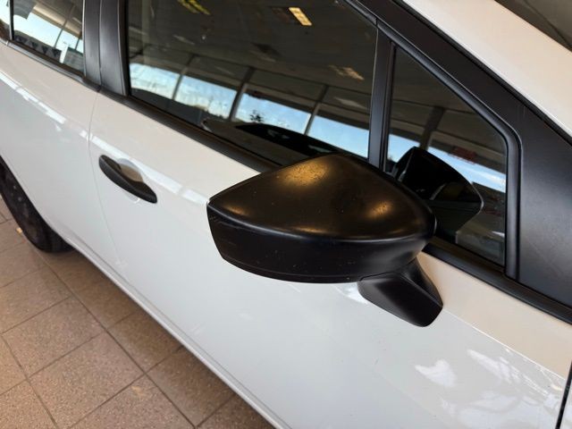 Nissan Versa Vehicle Full-screen Gallery Image 10
