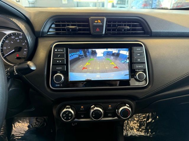 Nissan Versa Vehicle Full-screen Gallery Image 14