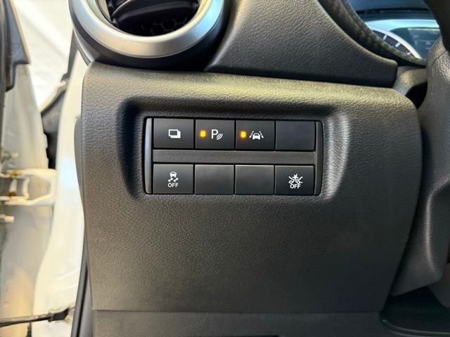 Nissan Versa Vehicle Full-screen Gallery Image 18