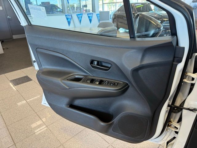 Nissan Versa Vehicle Full-screen Gallery Image 20