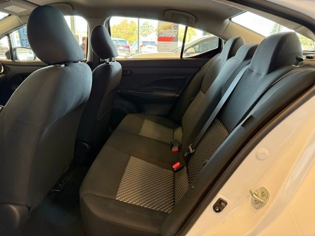 Nissan Versa Vehicle Full-screen Gallery Image 21