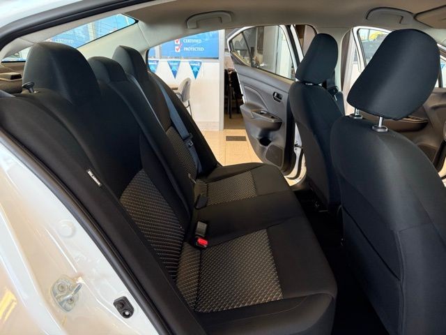 Nissan Versa Vehicle Full-screen Gallery Image 22