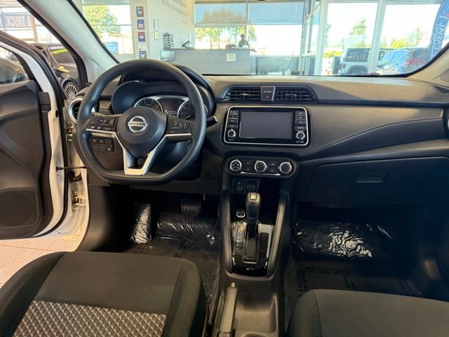 Nissan Versa Vehicle Full-screen Gallery Image 23