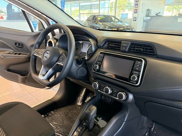Nissan Versa Vehicle Full-screen Gallery Image 25