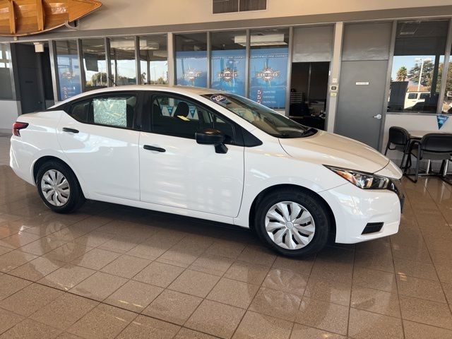 Nissan Versa Vehicle Full-screen Gallery Image 28