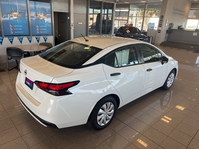 Nissan Versa Vehicle Full-screen Gallery Image 30