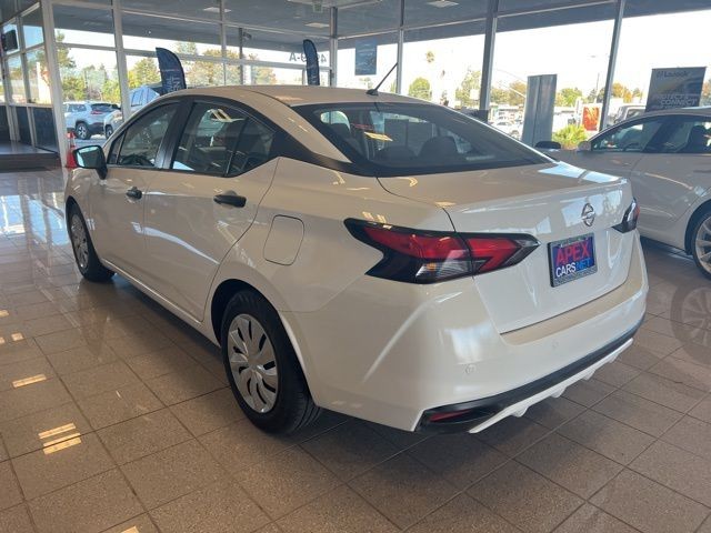 Nissan Versa Vehicle Full-screen Gallery Image 32
