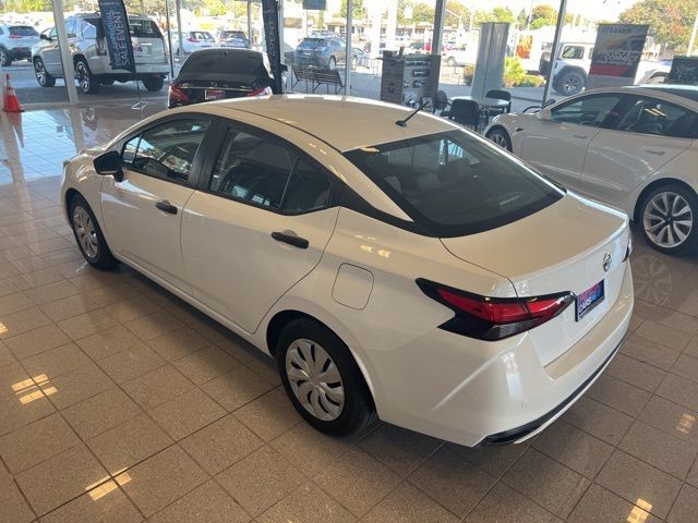 Nissan Versa Vehicle Full-screen Gallery Image 33