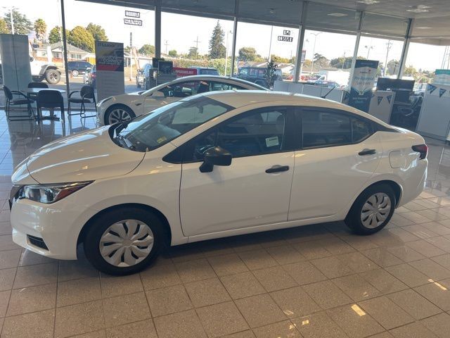 Nissan Versa Vehicle Full-screen Gallery Image 35