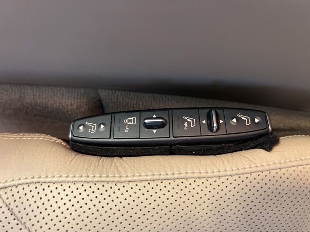 Mercedes-Benz CLS-Class Vehicle Full-screen Gallery Image 29