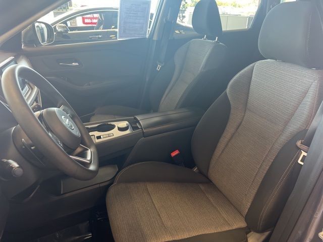 Nissan Rogue Vehicle Full-screen Gallery Image 20
