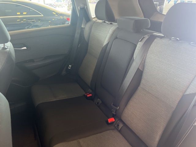 Nissan Rogue Vehicle Full-screen Gallery Image 21