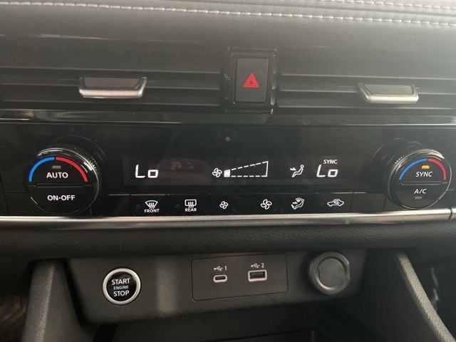 Nissan Rogue Vehicle Full-screen Gallery Image 28