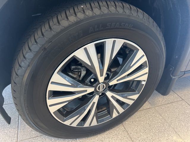Nissan Rogue Vehicle Full-screen Gallery Image 33