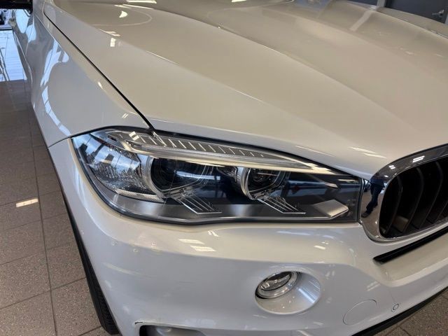 BMW X5 Vehicle Full-screen Gallery Image 09