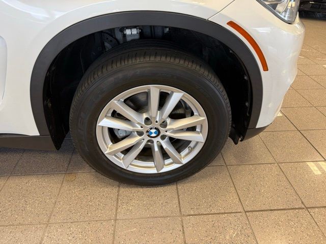 BMW X5 Vehicle Full-screen Gallery Image 10